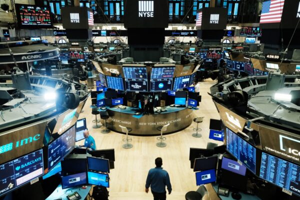 US stock market scene symbolizing investor caution amid interest rate uncertainty