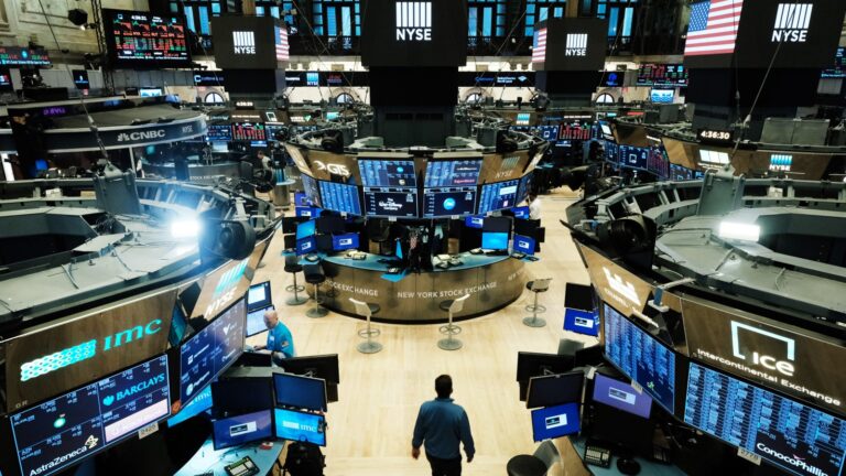 US stock market scene symbolizing investor caution amid interest rate uncertainty